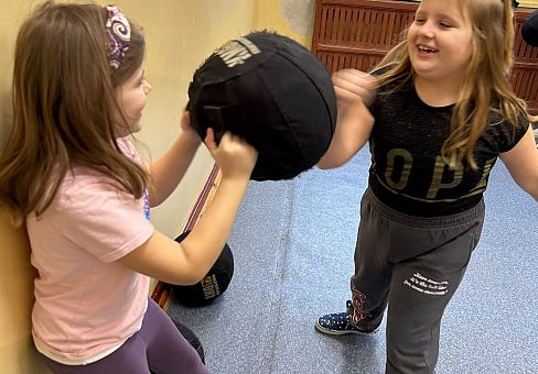 Bezpieczna droga do szkoły – jak uczyć dzieci reagowania na zagrożenia?